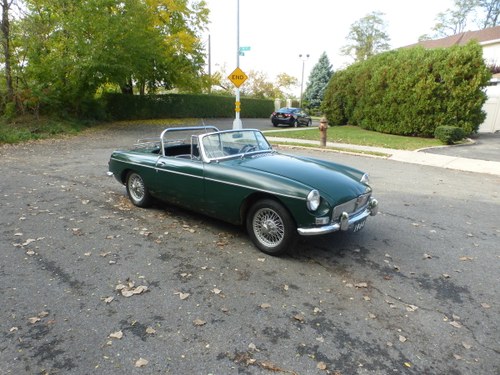 1964 MGB Early Pull Handle Two Tops Driver In vendita