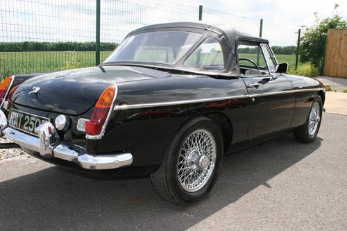1967 MGB HERITAGE SHELL , black with 15'' chrome wires VENDUTO