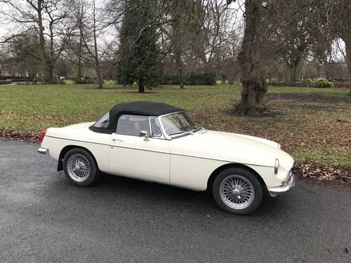 1972 MGB 3.5 V8 Roadster on Heritage body shell For Sale