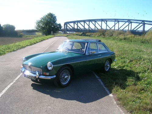 1967 MG B GT COUPE CHROME BUMPER For Sale