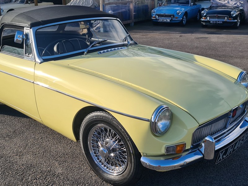 MGB Roadster 1968 mk1 in Primrose.