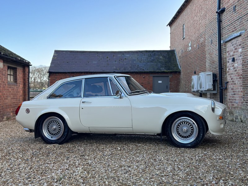 1971 MGB GT V8 Sebring Style. Stunning Nut & Bolt Build.