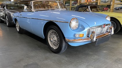 MGB Roadster/Early Pull Handle/Iris Blue /show standard
