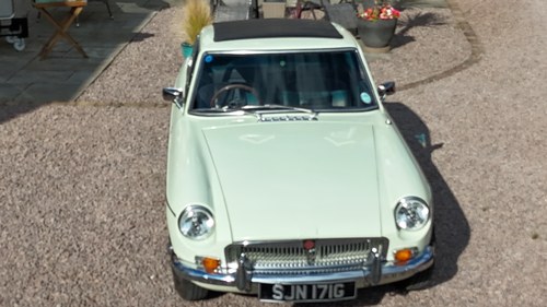 Snowberry White MG MGB GT