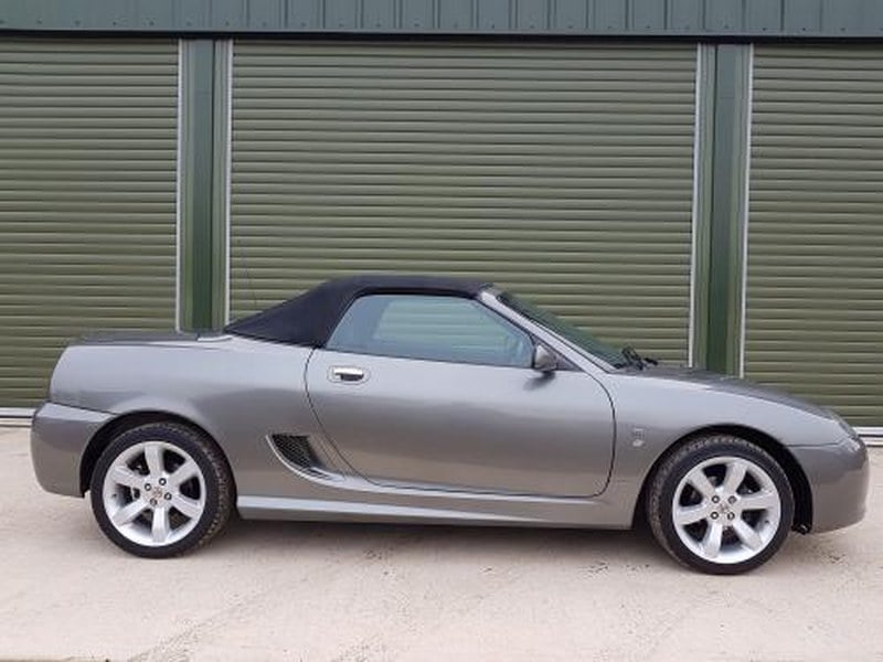 Rapid Classics: Eine Suche. Alle Oldtimer. 15 » Rapid Classics: Eine Suche. Alle Oldtimer. 2004 MG TF 135 in X-Power grey, low mileage