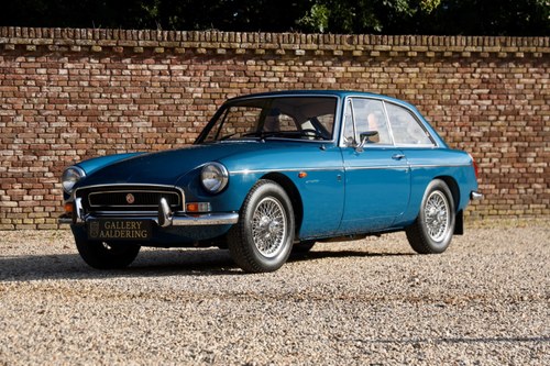 1971 MG B GT Overdrive "Bare metal restoration" Fully matching nu À venda