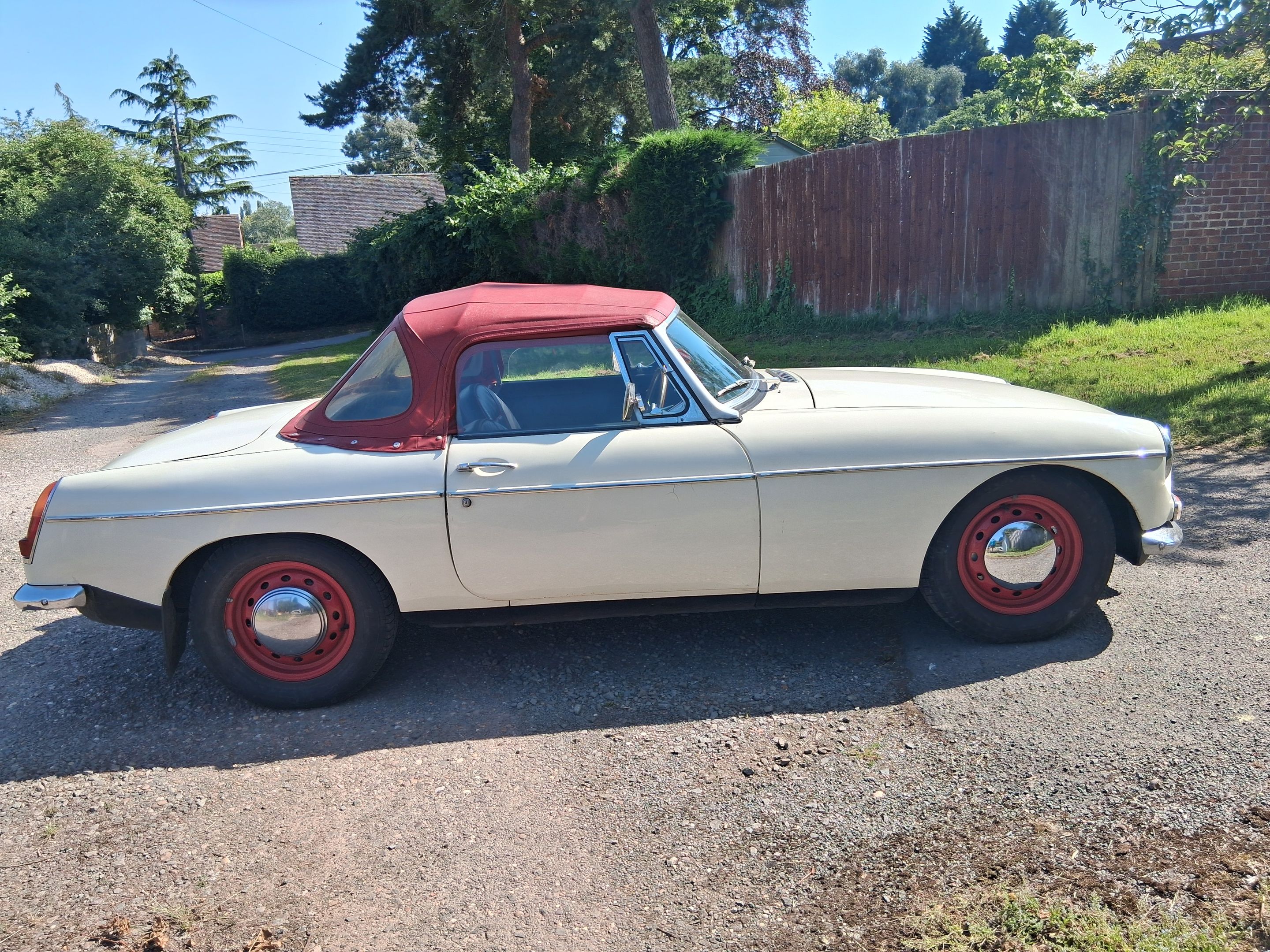 1965 MG MGB Push Button