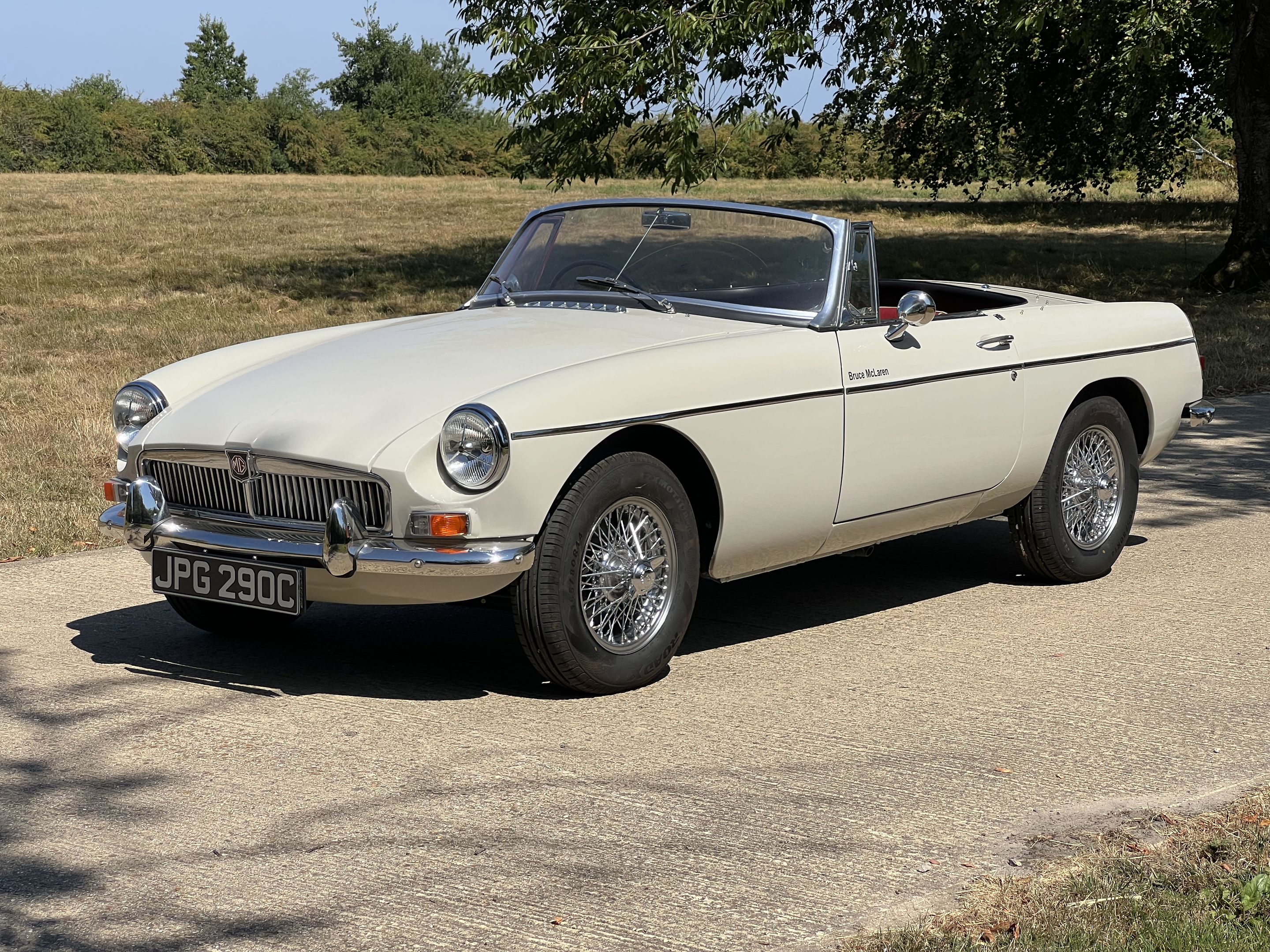 1965 MG MGB Push Button