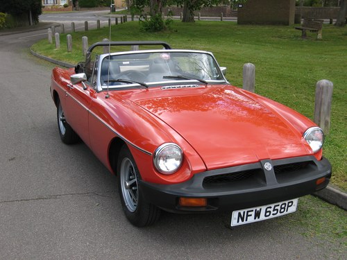 1976 MGB Roadster Rubber bumper in vermillion red For Sale