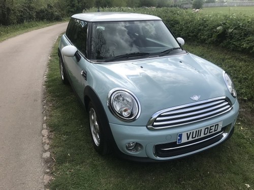 2011 MINI COOPER RARE AUTOMATIC JUST 1 OWNER AND JUST SERVICED  In vendita