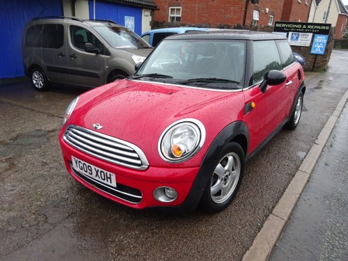 2009 DIESEL MINI COPPER 1600cc 6 SPEED MAN REG WITH A BLACK ROOF For Sale