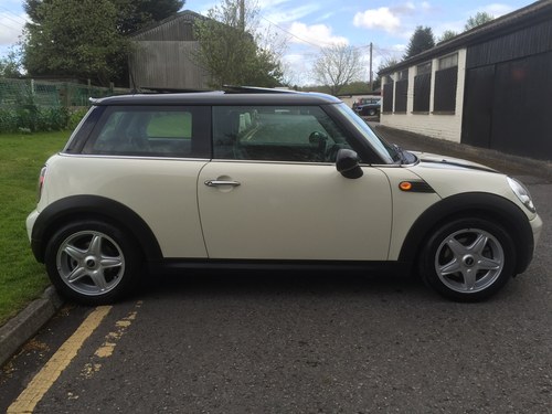 2009 SOLD.  Mini Cooper With Sunroof Full Lounge Leather Chili For Sale