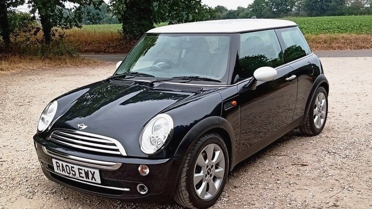 Mini Hatcback 2005 Mini Hatchback Black Manual, 5 speed Right Hand Drive in ...