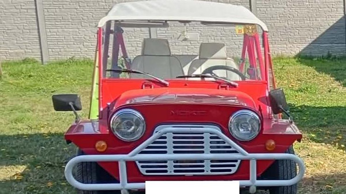 scale 1/43 mini moke rouge rhd - avec 2 figurines, vitesse scale 1/43 mini moke rouge rhd - avec 2 figurines, vitesse