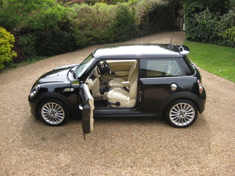 2012 Mini Hatchback - 2 2012 Mini Hatchback - 2