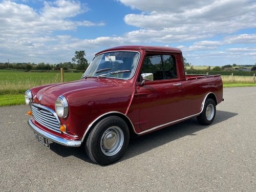 1971 Morris Mini Pickup in Red with an Ifor Williams alumini SOLD