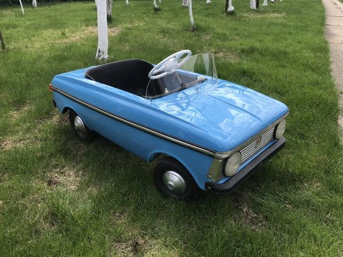Newly restored vintage pedal car Moskvitch 412 In vendita