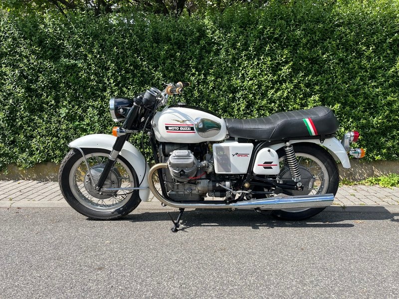 1972 Moto Guzzi V7 700 - 1 1972 Moto Guzzi V7 700 - 1