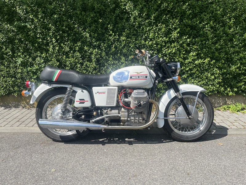1972 Moto Guzzi V7 700 - 2 1972 Moto Guzzi V7 700 - 2
