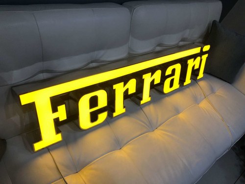 Large Illuminated Ferrari-Style Dealer Sign In vendita all'asta
