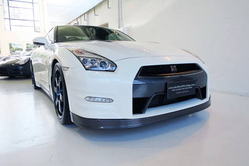 2014 Godzilla is alive and well - GT-R with 8,000 kms - cool SOLD