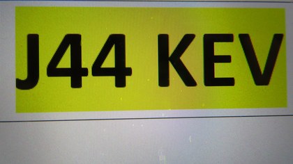 Number plate on retention