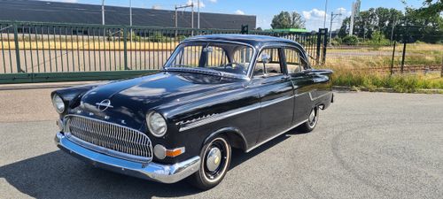 Opel Kapitän zwart 1955