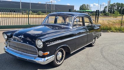 Opel Kapitän zwart 1955