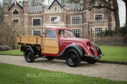 1948 Unique Peugeot 202UH in excellent condition. A vendre