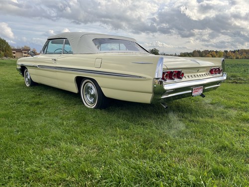 1961 Pontiac Bonneville Convertible. Tripower.
