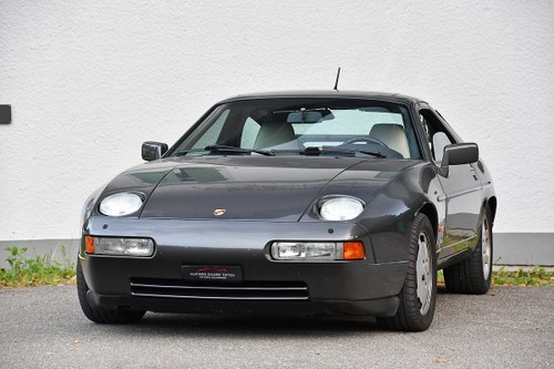 1989 manual Porsche 928 S4 with complete service booklet For Sale