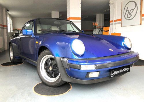 1987 Porsche 911 3.3 turbo. Finished in Cobalt Blue with Linen For Sale