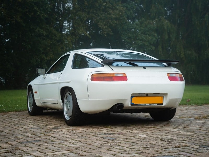 1987 Porsche 928 - 4