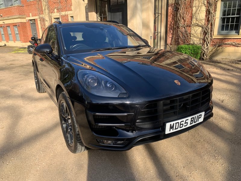Rapid Classics: Eine Suche. Alle Oldtimer. 27 » Rapid Classics: Eine Suche. Alle Oldtimer. 2016 Porsche Macan Turbo