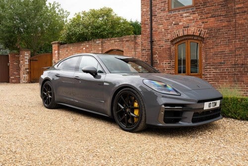 2025 Porsche Panamera Turbo S E-Hybrid