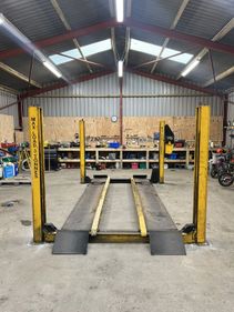 Picture of single phas 3 ton 4 poster car ramp.