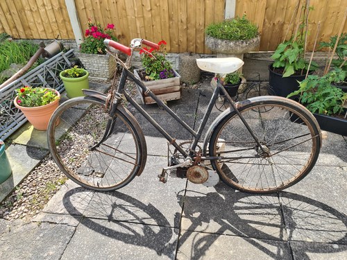 1950s Raleigh cycle with Mosquito 38cc engine & registration In vendita