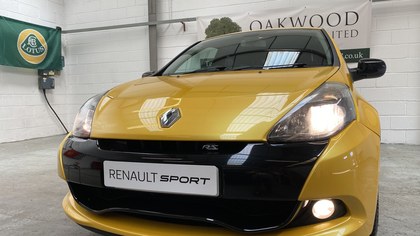 A STUNNING Liquid Yellow Renaultsport Clio 200 with CUP PACK