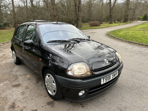 1999 Renault Clio 1.6 Auto - 15,000 Miles, 1 Owner, Garaged.