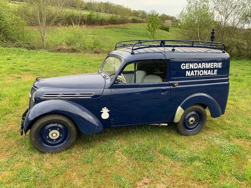Voiture Miniature Renault Juvaquatre Gendarmerie Nationale Solido 1/43 Voiture Miniature Renault Juvaquatre Gendarmerie Nationale Solido 1/43