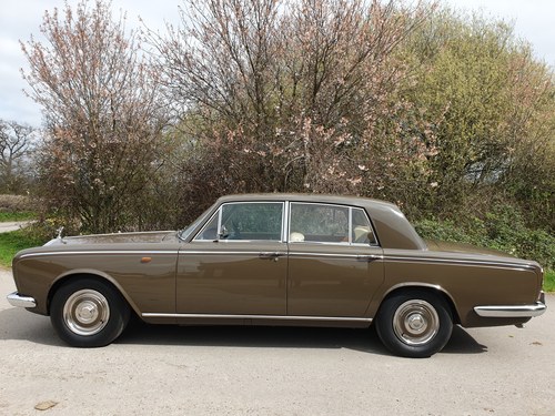 1968 Silver Shadow Stunning chippendale dash model Till salu