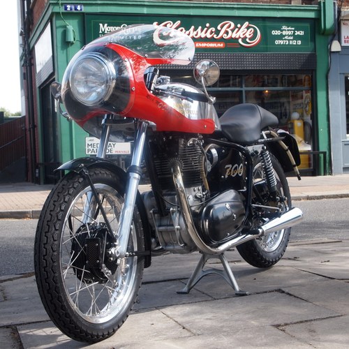 1959 Royal Enfield Super Meteor 700 Road Legal Cafe Racer. A vendre