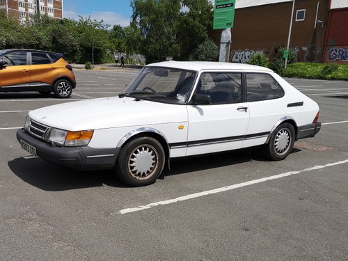 1993 K SAAB 900i 5 speed Manual 3 door Hatch in White. For Sale