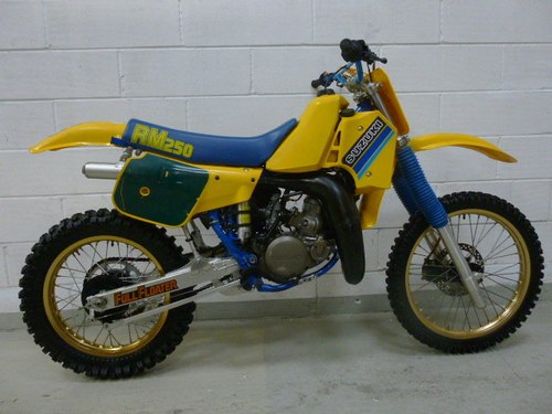 looking for this low hour SUZUKI RM250 1985