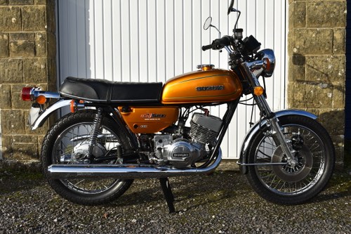 Lot 25 - A 1976 Suzuki GT250 - 02/2/2020 For Sale by Auction