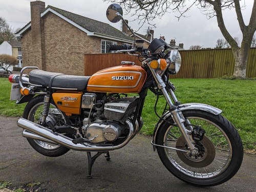 1976 SUZUKI GT380 371cc MOTORCYCLE For Sale by Auction