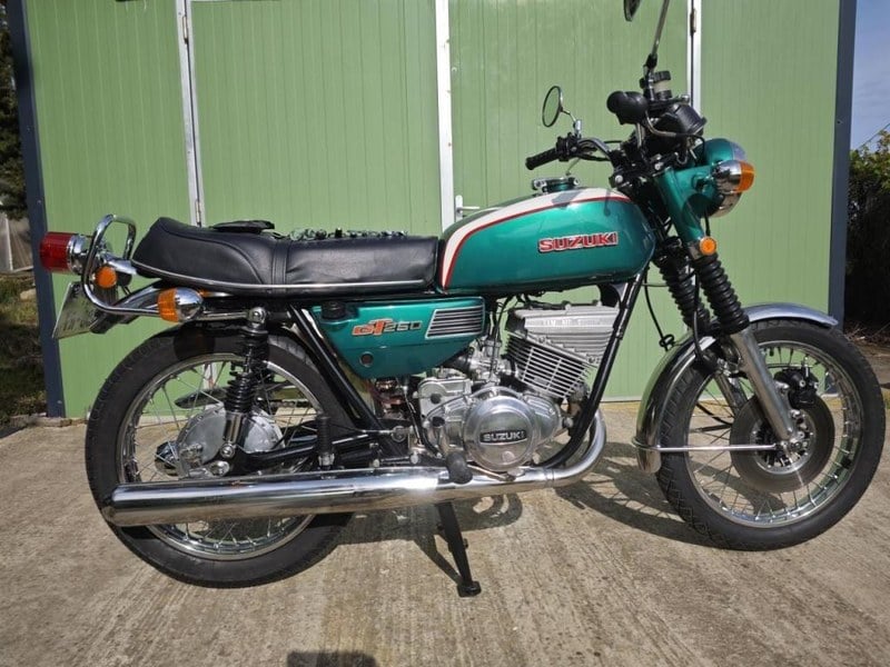 1974 Suzuki GT 250 - 1 1974 Suzuki GT 250 - 1