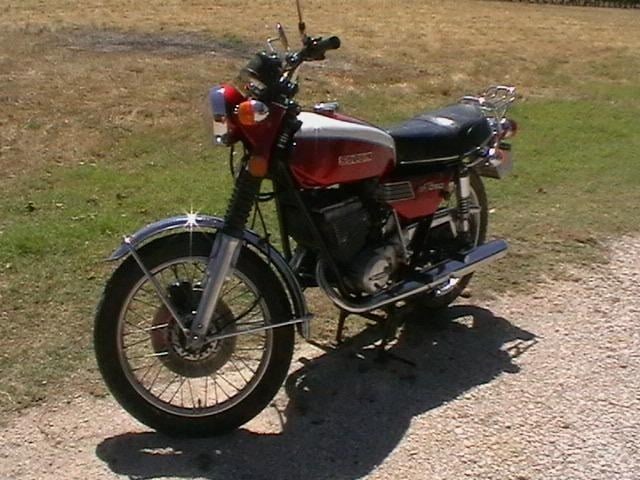 1975 Suzuki GT 250 - 2 1975 Suzuki GT 250 - 2