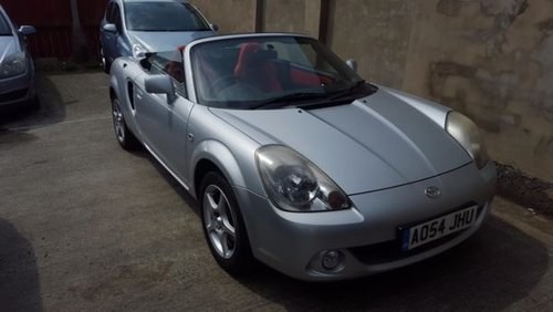 2004 TOYOTA MR2 CABRIOLET with Low Miles In vendita