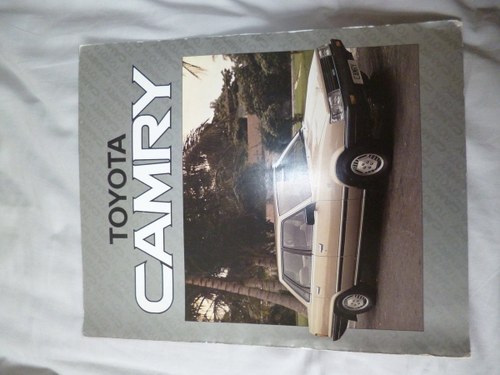 Toyota Camry saloon Classic Eighties Brochure VENDUTO